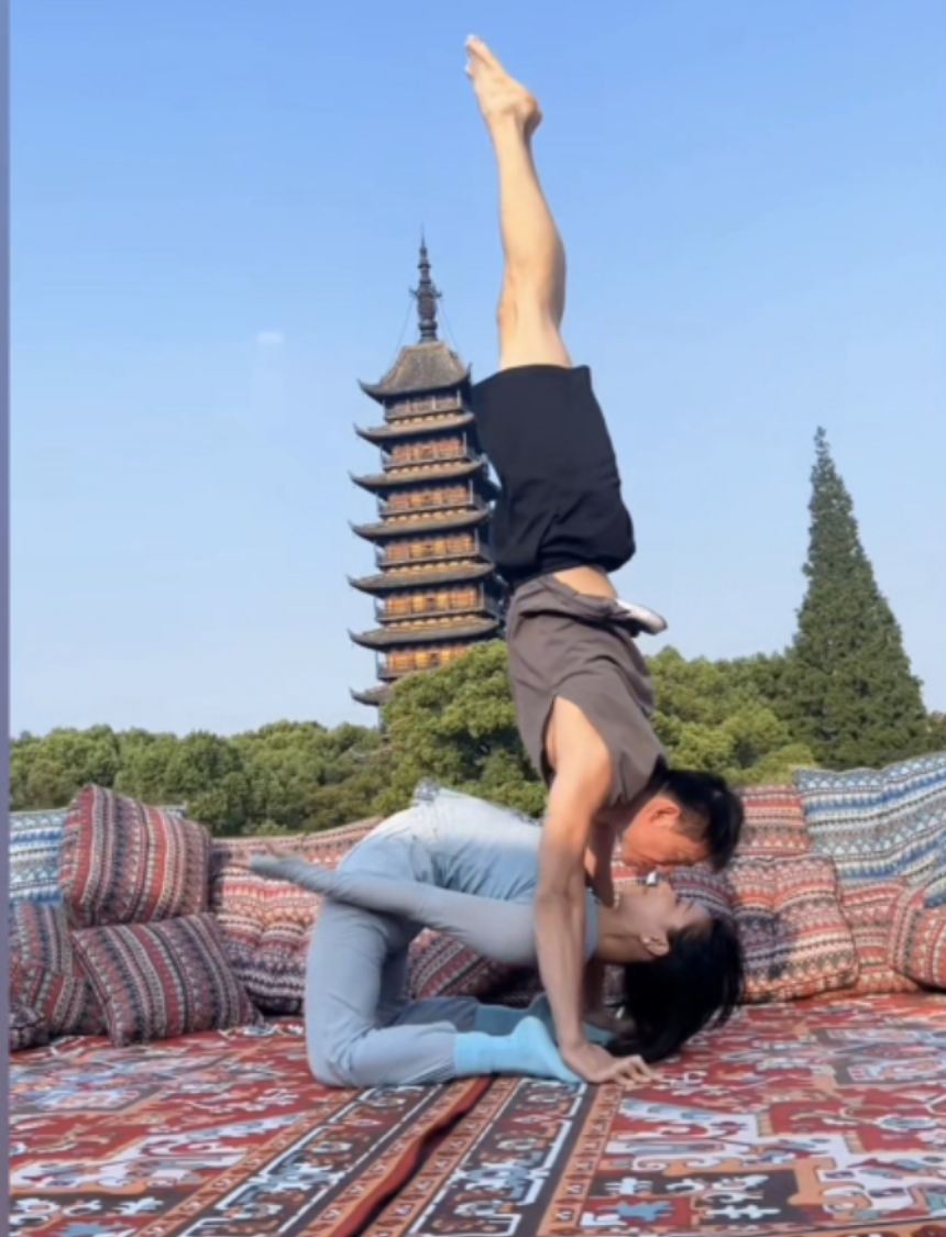 双人杂技舞蹈达人&ldquo;小历&rdquo;表演《美丽神话》、《如梦青木川》等。